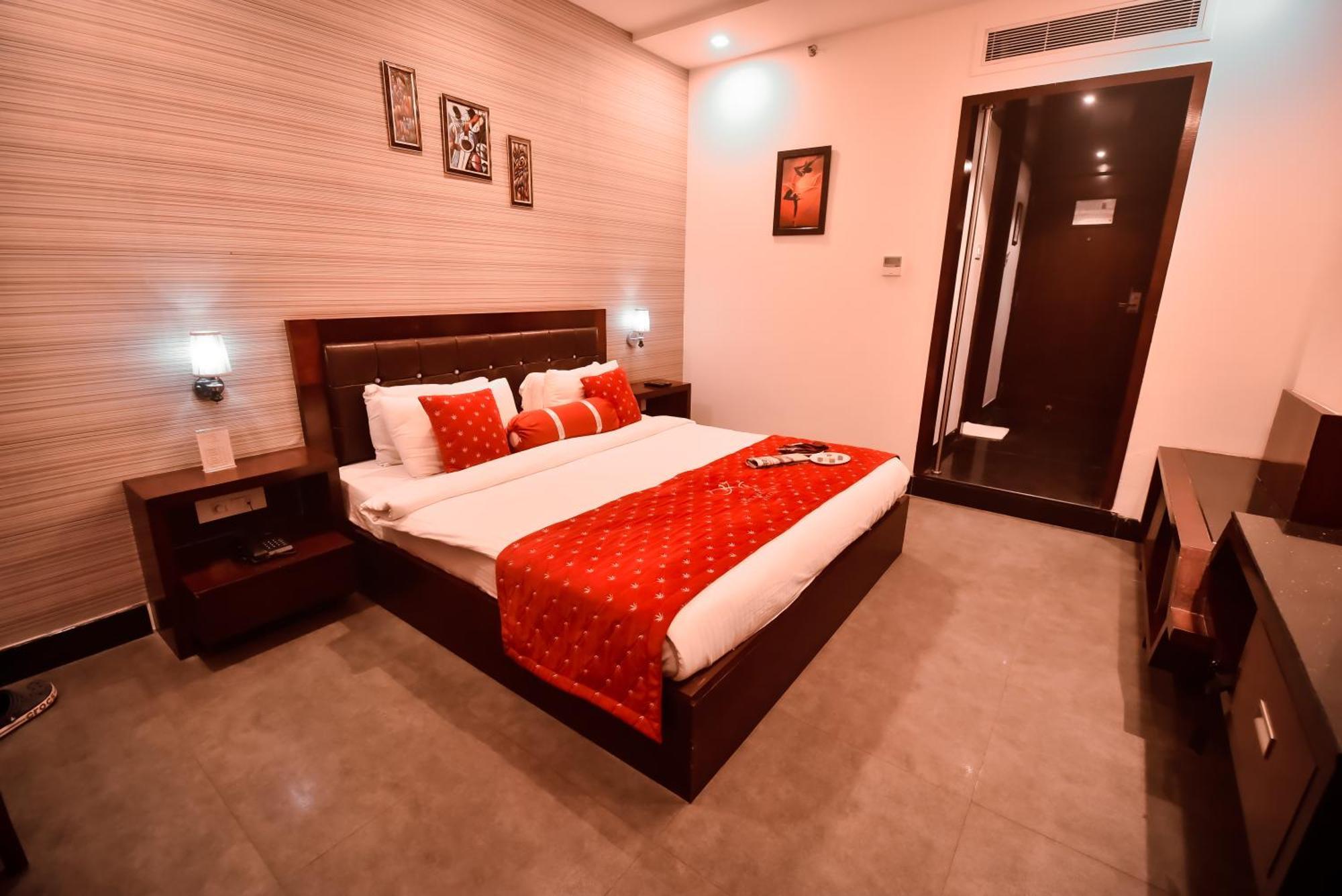 โคนัก แกรนด์ โฮเต็ล Hotel Mirzapur ภายนอก รูปภาพ