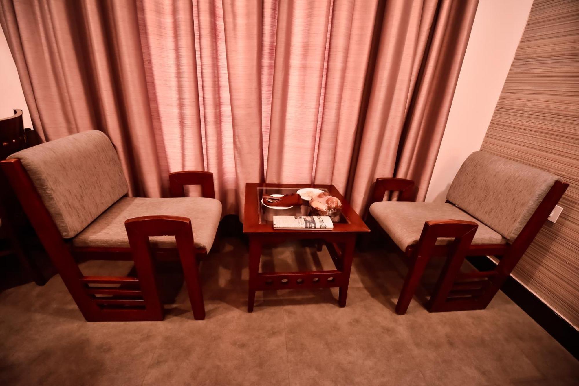โคนัก แกรนด์ โฮเต็ล Hotel Mirzapur ภายนอก รูปภาพ