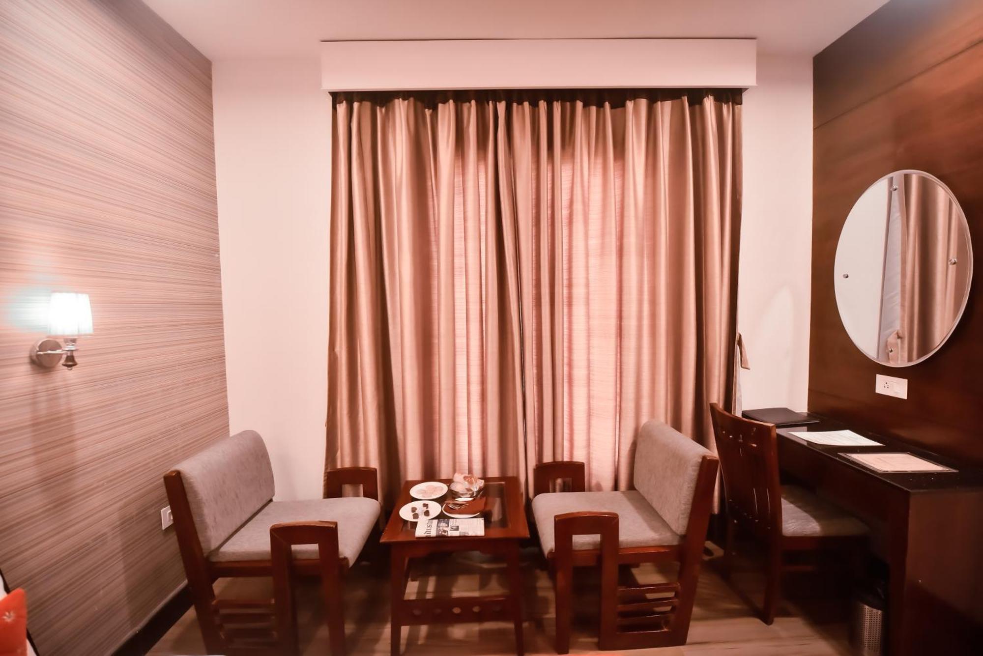 โคนัก แกรนด์ โฮเต็ล Hotel Mirzapur ภายนอก รูปภาพ