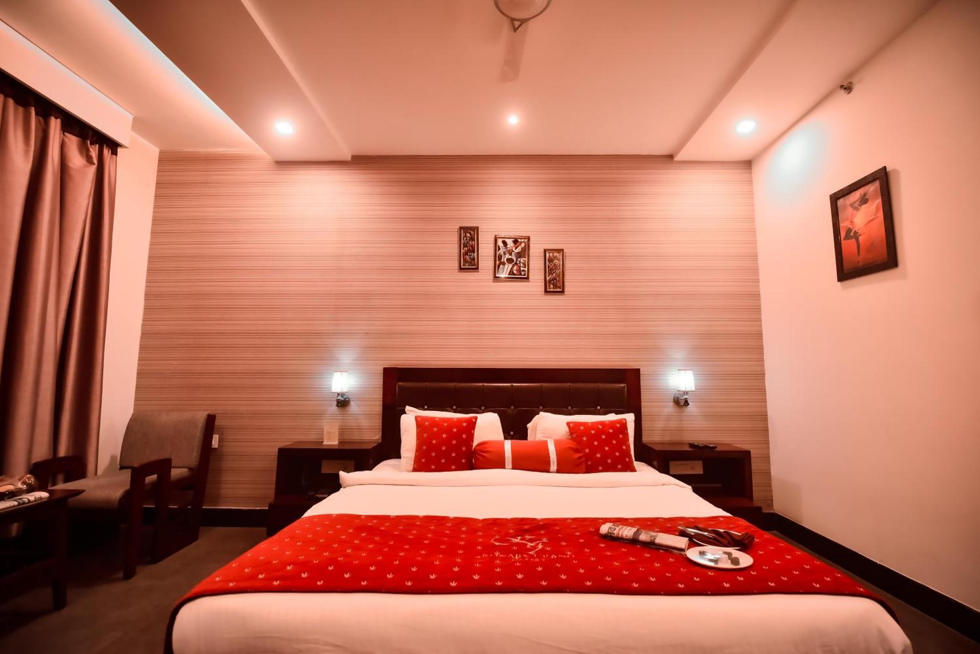 โคนัก แกรนด์ โฮเต็ล Hotel Mirzapur ภายนอก รูปภาพ