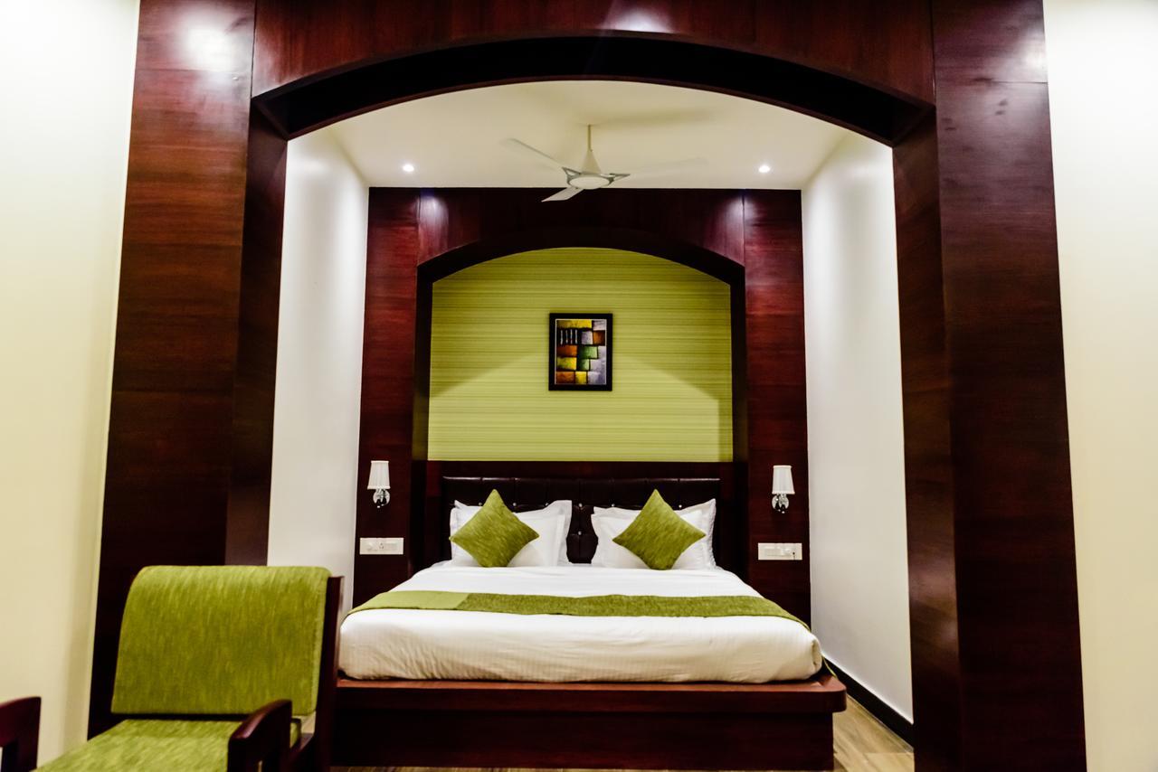 โคนัก แกรนด์ โฮเต็ล Hotel Mirzapur ภายนอก รูปภาพ