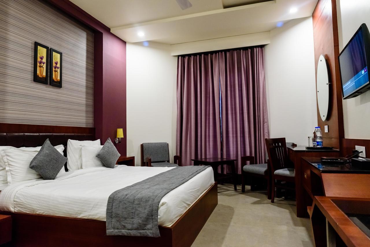 โคนัก แกรนด์ โฮเต็ล Hotel Mirzapur ภายนอก รูปภาพ